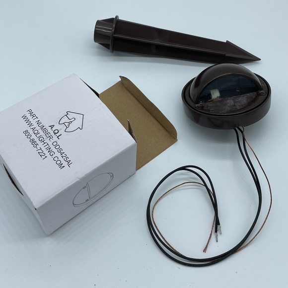 AQ Lighting, Set of‎ 8 "Eyebrow" Deck Lights w/ stakes; 6 bulbs included; bronze - Picture 1 of 7